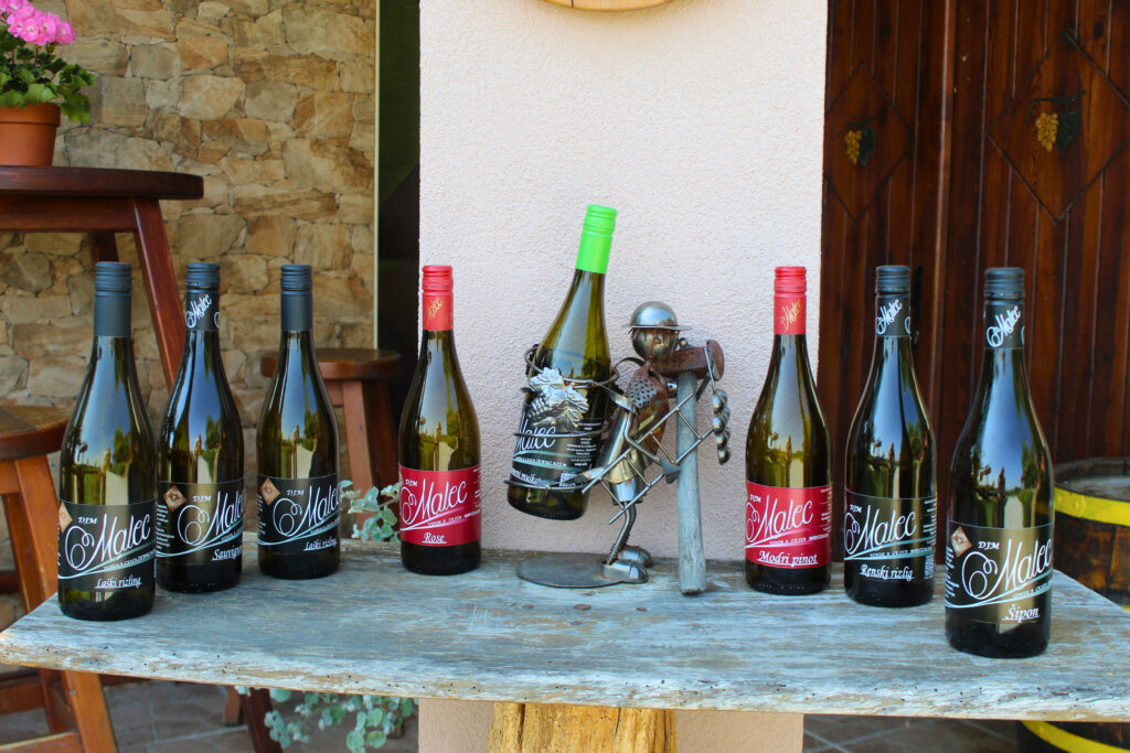 Izbor buteljk vin Vinogradništva Malec iz Jeruzalema, ki predstavlja pestro ponudbo vrhunskih belih in rosé vin.